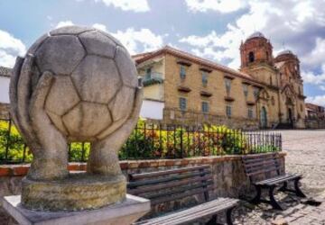 Balones colgados de los balcones, la estatua de un balón en la plaza del pueblo, un museo del balón, 20 fábricas de balones... está claro de qué vive el pequeño pueblo colombiano de Monguí.