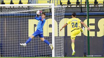 Ramón Juan atrapa el balón ante la presencia de Ferrari.