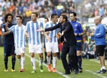 Javi Gracia y varios jugadores del Málaga discuten con el árbitro.