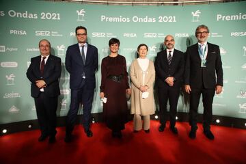 De izquierda a derecha: Miquel Iceta, ministro de Cultura y Deporte; Joseph Oughourlian, presidente de PRISA; Isabel Rodríguez, ministra de Política Territorial y portavoz del Gobierno; Teresa Cunillera, delegada del Gobierno en Cataluña; Carlos Núñez, presidente ejecutivo de PRISA Media; y Jaume Serra, delegado de PRISA Media en Cataluña.