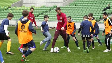 La plantilla, en un clinic y probó un balón de fútbol australiano