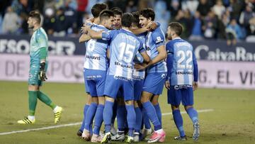 Los jugadores del Málaga, celebrando un gol.