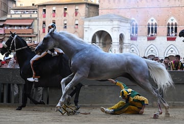 El jockey Stefano Piras se cae de su caballo Uragano Rosso.