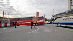Los dos autobuses en los que el Sporting ha viajado a Zaragoza.