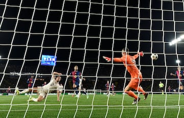 1-1. Michael Olise cambia de banda a Serge Gnabry, saca un centro a media altura para conectar con Harry Kane que de manera acrobática, empalma el balón con la derecha y supera a Iñaki Peña.