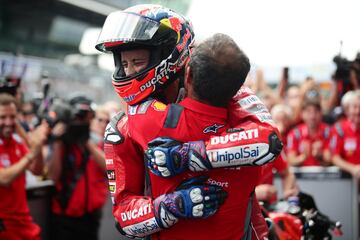 Andrea Dovizioso le ha ganado a Márquez en el Gran Premio de Austria en la última curva una batalla donde se han jugado el triunfo y el orgullo. Le recorta cinco puntos. 