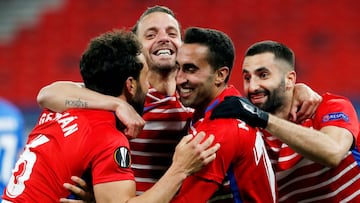 Los jugadores del Granada celebran el gol de Soldado contra el Molde.