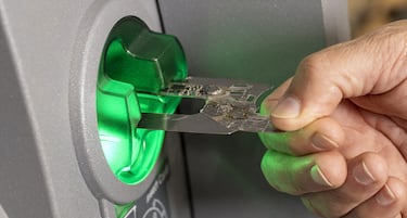 El gesto que debes realizar tras sacar dinero en un cajero y podría evitarte ser vítima de una estafa
