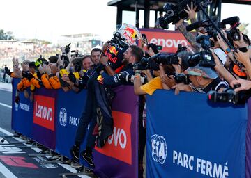 Formula One F1 - Japanese Grand Prix - Suzuka Circuit, Suzuka, Japan - September 24, 2023 Red Bull's Max Verstappen celebrates with his team after winning the Japanese Grand Prix REUTERS/Issei Kato