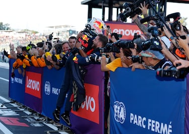 Formula One F1 - Japanese Grand Prix - Suzuka Circuit, Suzuka, Japan - September 24, 2023 Red Bull's Max Verstappen celebrates with his team after winning the Japanese Grand Prix REUTERS/Issei Kato