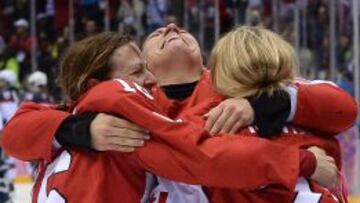 Las jugadoras de la selección femenina canadiense de hockey sobre hielo celebran la victoria (3-2) contra EE.UU. en la final de los Juegos de Sochi.