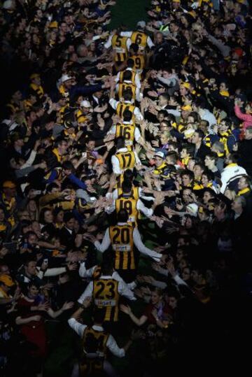 Los jugadores del Hawthorn rodeados de seguidores en la gran fiesta posterior a la final de Cricket en Melbourne