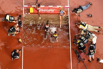 Las carreras se sucedieron en la cuerda del Khalifa Stadium de Doha, como la final de 3.000 obstáculos que ganó la keniana Beatrice Chepkoech, pero también se produjeron entre los fotógrafos para conseguir la mejor instantánea de los Mundiales. Diez de ellos fueron pillados en la ría por otra cámara que sobrevoló la pista.