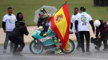 Joan Mir celebrando su t&iacute;tulo en Australia con una bandera de Espa&ntilde;a.