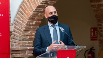 MA02. MARBELLA (MÁLAGA), 15/01/2021.- El presidente de la Real Federación Española de Futbol, Luis Rubiales, durante el acto de la firma de un acuerdo para convertir a Marbella (Málaga) en subsede de las selecciones de categori