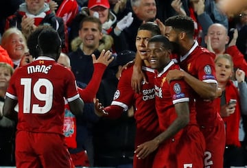 Los jugadores celebran el 1-1 de Roberto Firmino.