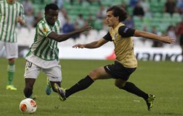 Betis-Vitoria Guimaraes. Nosa con el balón intenta irse de su defensor.