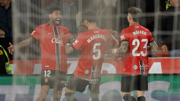 PALMA DE MALLORCA, 02/02/2026.- El centrocampista portugués del Mallorca Samu Costa (i) celebra su gol, segundo del equipo balear, durante el encuentro correspondiente a la jornada 22 de LaLiga que RCD Mallorca y Sevilla FC disputan hoy lunes en el estadio de Son Moix, en la capital balear. EFE/CATI CLADERA.