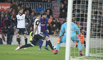 1-0. Luis Suárez marcó el primer gol tras un centro de Leo Messi.