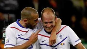 Robben se abraza a Huntelaar.
