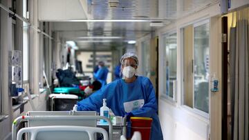 FILE PHOTO: A nurse pushes a bed at the coronavirus disease (COVID-19) ward at Hadassah Ein Kerem Hospital, in Jerusalem January 31, 2022. Picture taken January 31, 2022. REUTERS/Ronen Zvulun/File Photo