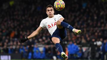 Sergio Reguil¨®n, en un partido con el Tottenham.