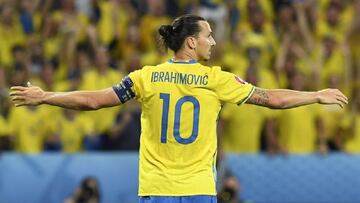 Sweden&#039;s forward Zlatan Ibrahimovic gestures during the Euro 2016 group E football match between Sweden and Belgium at the Allianz Riviera stadium in Nice on June 22, 2016. / AFP / JONATHAN NACKSTRAND        (Photo credit should read JONATHAN NACKSTR