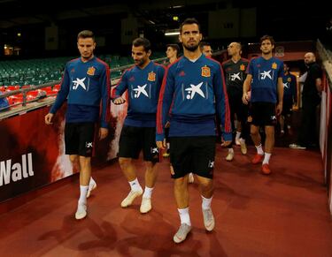 ¿Qué jugadores han cambiado de equipo sin debutar en el mismo mercado de fichajes?