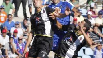 <b>GOLEADOR. </b>Miku salta a por un balón ante la oposición de Nano e Iborra.