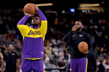 Bronny James y LeBron James durante el calentamiento previo al inicio del partido de pretemporada frente a los Phoenix Suns.