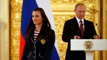 RUS81 MOSCÚ (RUSIA) 27/07/2016.- El presidente ruso, Vladimir Putin (d), y la saltadora de pértiga Yelena Isinbáyeva durante una ceremonia de despedida del equipo olímpico antes de partir a Río de Janeiro, en el Gran Palacio del Kremlin, Moscú, Rusia, hoy, 27 de julio de 2016. El equipo ruso al completo, incluidos los atletas vetados de los Juegos Olímpicos de Río 2016, estuvieron presentes en la ceremonia. Los Juegos de Río comenzarán el próximo 5 de agosto. EFE/Yury Kochetkov
