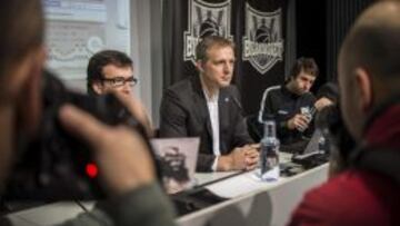 El base Raul López y Pedja Savovic, presidente del Bilbao, durante la rueda de prensa en la que se ha anunciado que el Ayuntamiento adelantará la ayuda anual al club para pagar las nóminas de los jugadores.