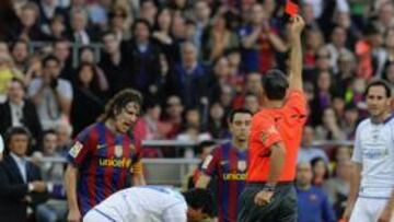 <b>ALUSTIZA, A LA CALLE. </b>Le expulsaron por atizar a Messi en los últimos minutos del partido. El choque del Camp Nou acabó entre broncas de los jugadores.