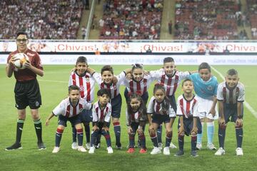 Los niños protagonizaron los protocolos de la jornada 16