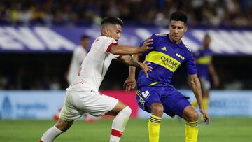 Huracan's defender Ismael Quilez (L) vies for the ball with Boca Juniors' midfielder Guillermo Fernandez (R) during their Argentine Professional Football League match at La Bombonera stadium in Buenos Aires, on March 6, 2022. (Photo by ALEJANDRO PAGNI / AFP)