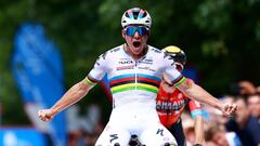 Evenepoel celebra su triunfo en la Clásica San Sebastián por delante de Pello Bilbao.