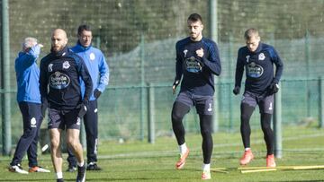 Joselu se entrenó al margen del grupo por molestias en una ingle.