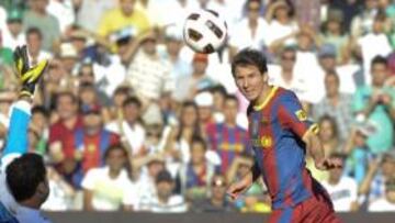 <b>CONSAGRADO. </b>Messi, en el momento de marcar su primer gol en la Liga 10-11, ante el Racing en Santander.