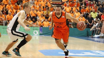 Carlos Cabezas lleva el bal&oacute;n durante el Montakit Fuenlabrada-Bilbao Basket de a temporada 2016-17.