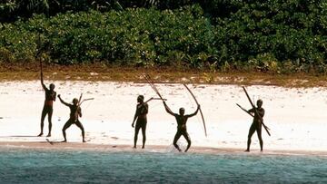 Entró sin permiso a esta isla remota, dio refrescos a una tribu aislada y fue detenido: no es la primera vez que lo hace