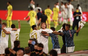 Luka Modric celebra con sus compañeros el título de Liga.