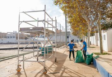 Trabajadores y voluntarios participan de las tareas de limpieza. 