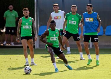 Domingos Quina y Boy¨¦ ya se entrenan con el grupo y Fidel es duda