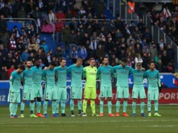 Minuto de silencio de los jugadores del Barcelona.