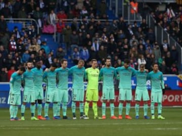 Minuto de silencio de los jugadores del Barcelona.