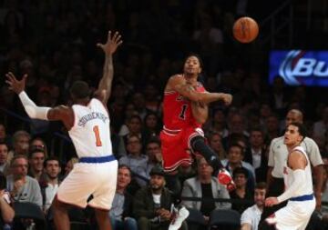 Derrick Rose passes el baln ante Amar'e Stoudemire.