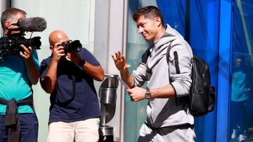 12 September 2022, Munich: Soccer: Champions League, FC Barcelona, arrival team hotel. Robert Lewandowski of FC Barcelona arrives. Photo: Mladen Lackovic/dpa /dpa (Photo by Mladen Lackovic/picture alliance via Getty Images)