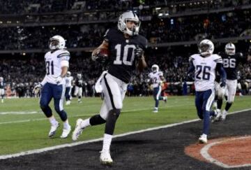 Los Raiders no quisieron arriesgarse a que un postrero field goal de los visitantes les hiciera perder el partido, y apostaron por la conversi¨®n de 2, que logr¨® Andre Holmes tras capturar el pase de Carr. La apuesta les sali¨® bien ya que, efectivamente, Josh Lambo lograr¨ªa el field goal a falta de menos de 2 minutos. Pr¨®rroga.