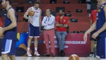 José Luis Sáez, presidente de la FEB, entre Pau Gasol, a la izquierda, y el seleccionador, Sergio Scariolo, a la derecha.