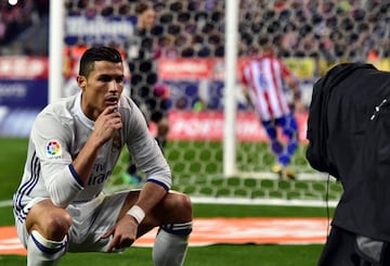 El jugador portugués del Real Madrid, Cristiano Ronaldo, celebró un gol al Atlético de Madrid en Liga posando así delante de una cámara de televisión. 

